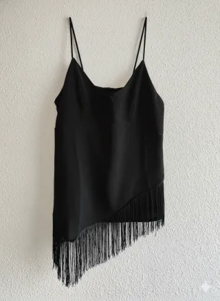 Camiseta negra con flecos