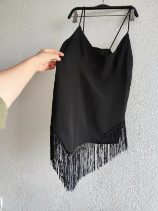 Camiseta negra con flecos