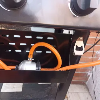 Barbacoa de gas negra,con dos mesas abatibles,