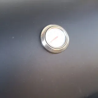 Barbacoa de gas negra,con dos mesas abatibles,