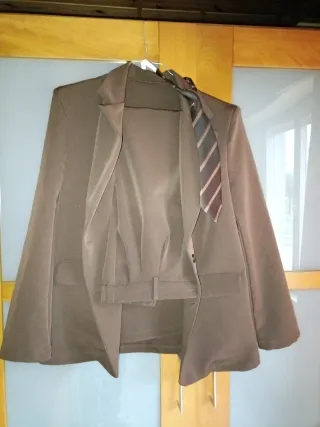 Giacca e pantalone donna marrone più Cravatta