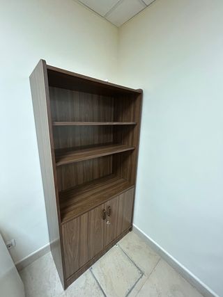 Armario madera con baldas y puertas