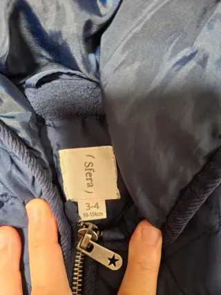 Abrigo azul acolchado con capucha. Marca esfera