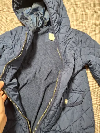 Abrigo azul acolchado con capucha. Marca esfera