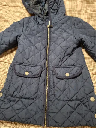 Abrigo azul acolchado con capucha. Marca esfera