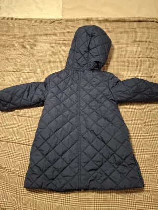 Abrigo azul acolchado con capucha. Marca esfera