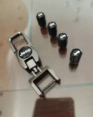 Portachiavi Jeep e 4 coprivalvole