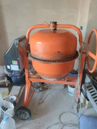 Hormigonera y juego de andamios , reglas, tijeras