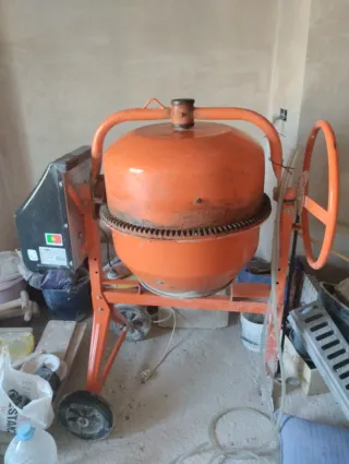 Hormigonera y juego de andamios , reglas, tijeras