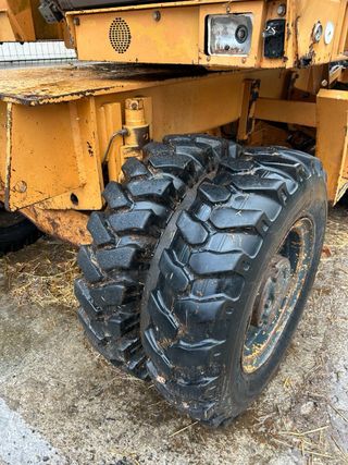 Retro excavadora Case Poclain 588 con ruedas