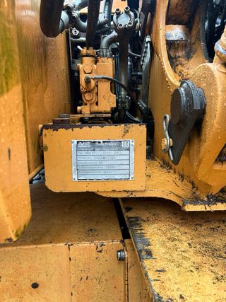 Retro excavadora Case Poclain 588 con ruedas