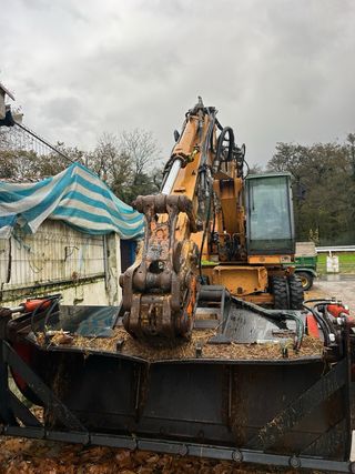 Retro excavadora Case Poclain 588 con ruedas