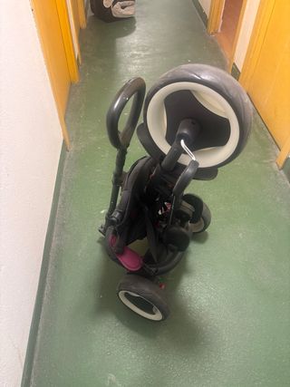 Triciclo infantil negro y blanco