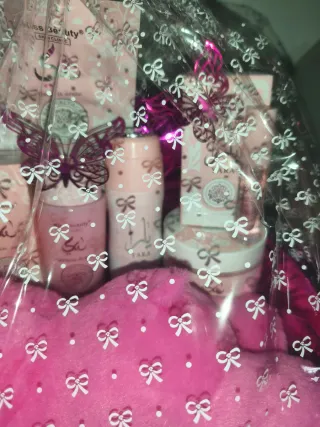 Cesta regalo Yara y peluche Kiss Beauty