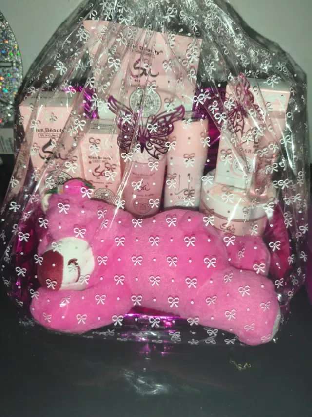 Cesta regalo Yara y peluche Kiss Beauty