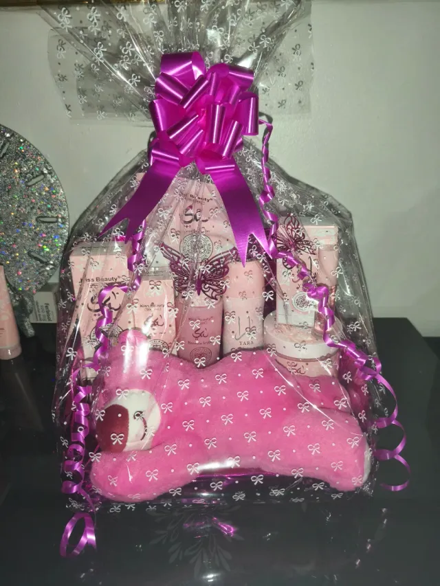 Cesta regalo Yara y peluche Kiss Beauty