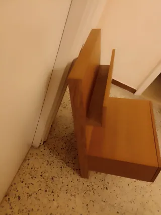 Mesita de noche de madera