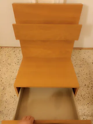 Mesita de noche de madera