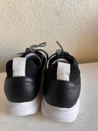 Zapatillas Geox Negras y Blancas