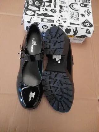 Merceditas Koi Footwear charol negro talla 39