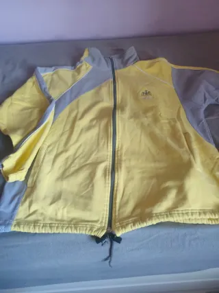 Chaqueta Regina Carmeli gris y amarilla