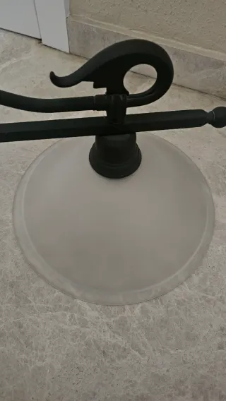 Lámpara forja con tulipas de vidrio. Solo recogida