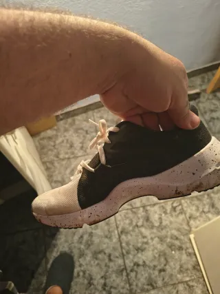 Zapatillas deportivas negras y rosas