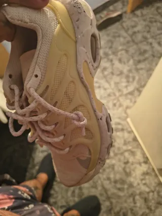 Zapatillas deportivas negras y rosas