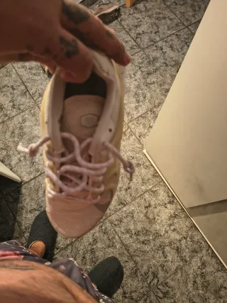 Zapatillas deportivas negras y rosas