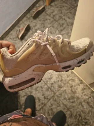 Zapatillas deportivas negras y rosas