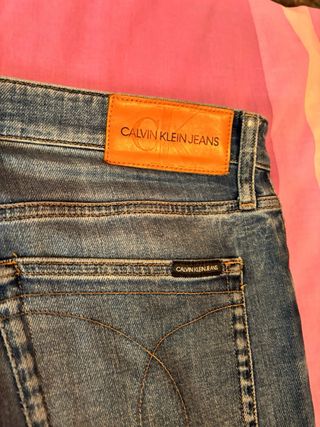 Pantalón Calvin Klein Azul, con el pequeño enganch
