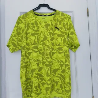 Conjunto deportivo Puma verde y beige