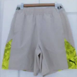 Conjunto deportivo Puma verde y beige