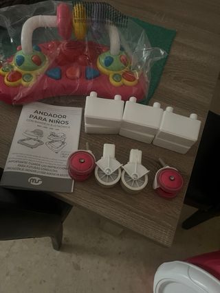 Andador infantil rosa con juguetes