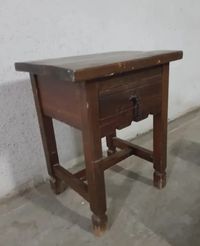 Mesita de noche rústica de madera