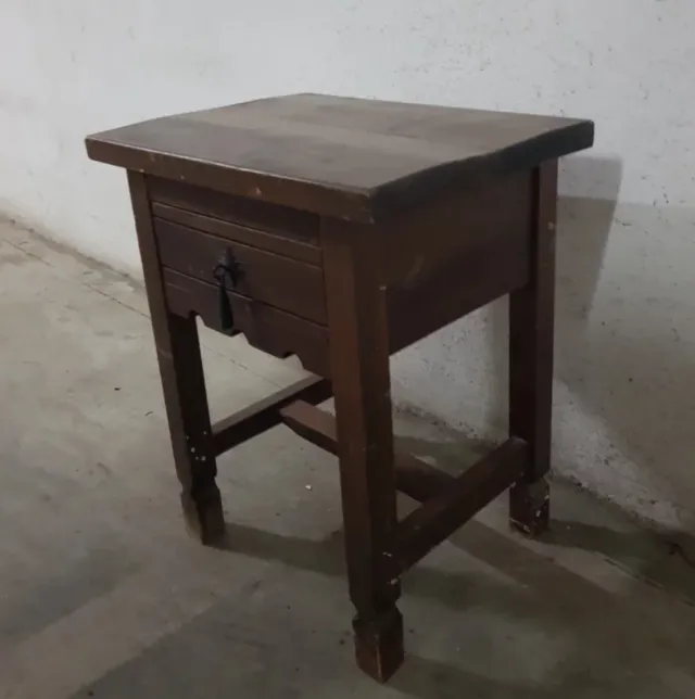 Mesita de noche rústica de madera