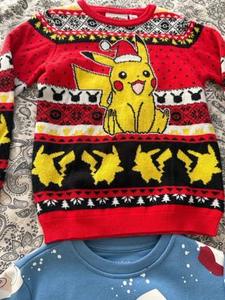 Lote 2 maglie natalizie Pokémon e Babbo Natale taglia 6-7
