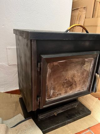Estufa de leña con puerta de cristal