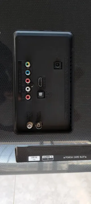 Televisor LG Negro de 80 centímetros de diagonal.