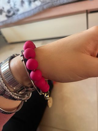 Bracciale palline fucsia con ciondolo oro