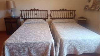 Lote 2 camas, 2 mesitas y 2 cabeceros