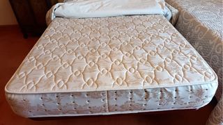 Lote 2 camas, 2 mesitas y 2 cabeceros