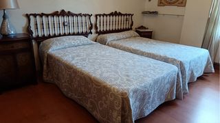 Lote 2 camas, 2 mesitas y 2 cabeceros