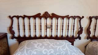 Lote 2 camas, 2 mesitas y 2 cabeceros