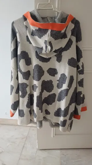 Chaqueta Parfois con capucha y cremallera