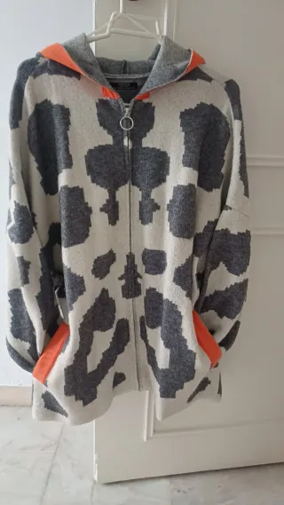 Chaqueta Parfois con capucha y cremallera