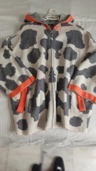 Chaqueta Parfois con capucha y cremallera