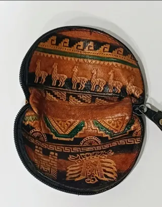 Monedero de piel labrada, artesania peruana