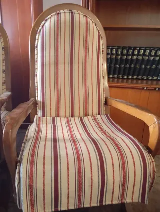 Muebles de salón: mesa, 4 sillas y balancines