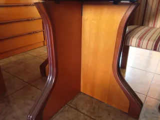 Muebles de salón: mesa, 4 sillas y balancines